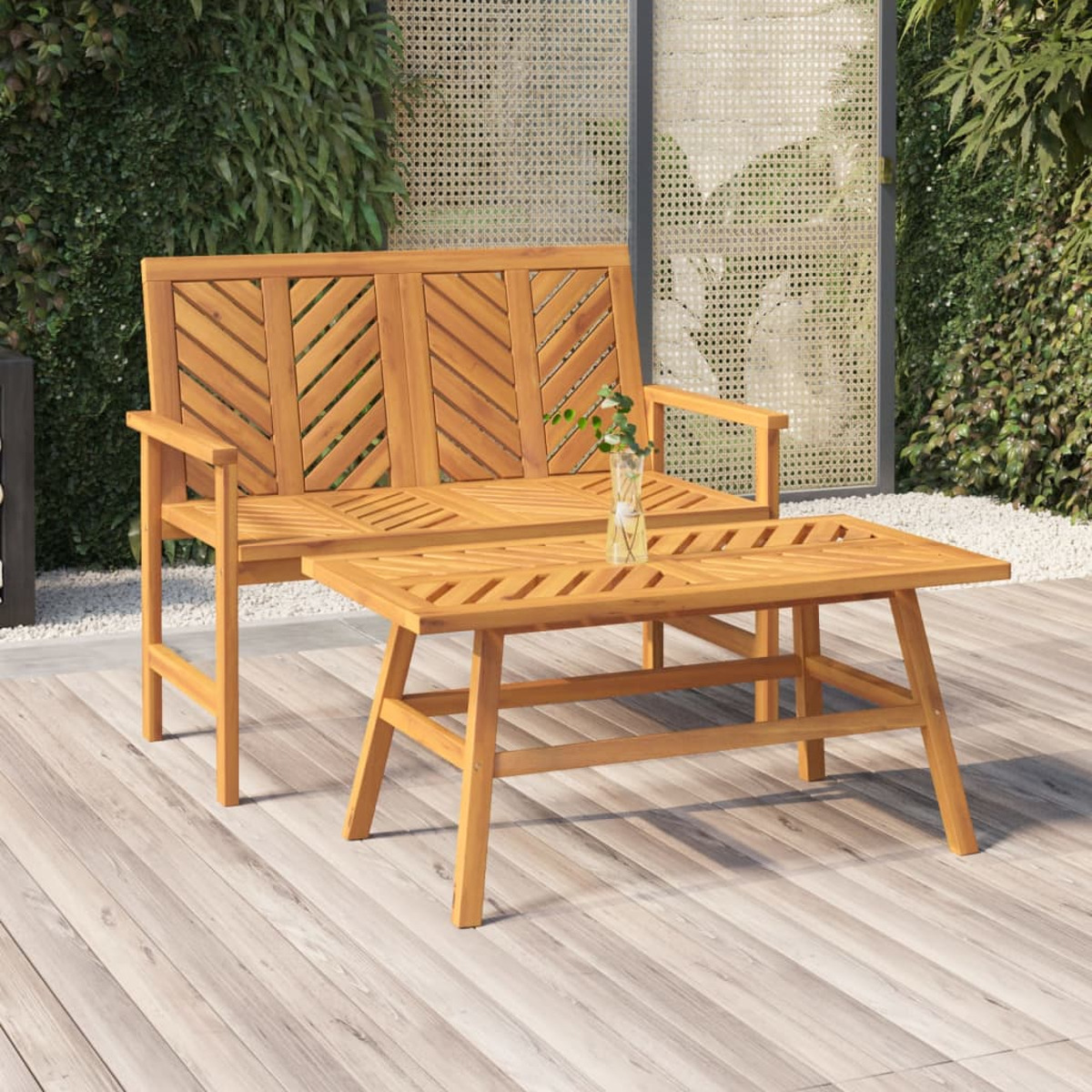 Holz-Outdoormöbelset. Beinhaltet eine Bank und einen Tisch.