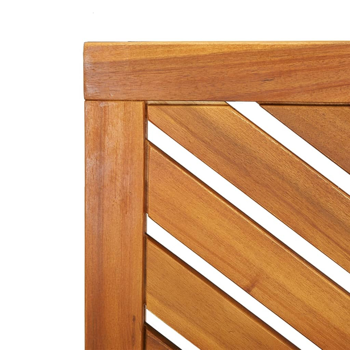 Nahaufnahme einer Holzplatte mit diagonalen Schlitzen. Es hat eine hellbraune Farbe und eine quadratische Form.