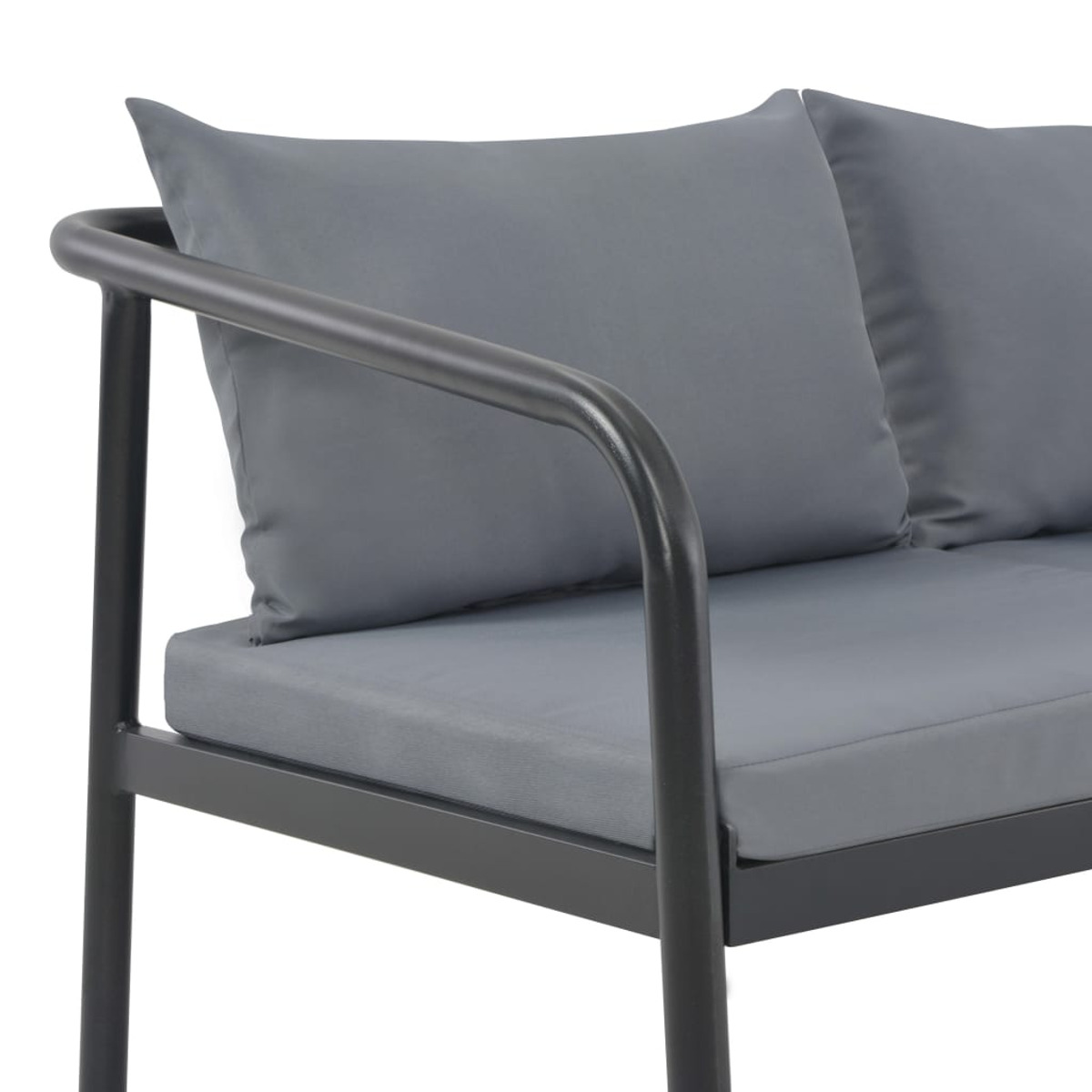 Graues Sofa mit Kissen und Armlehne, auf weißem Hintergrund. Nahaufnahme.