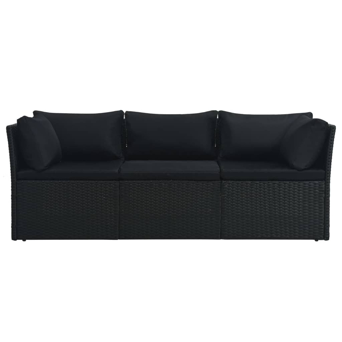 Ein schwarzes Rattansofa mit drei Kissen. Es hat eine gewebte Textur und ist im Freien.