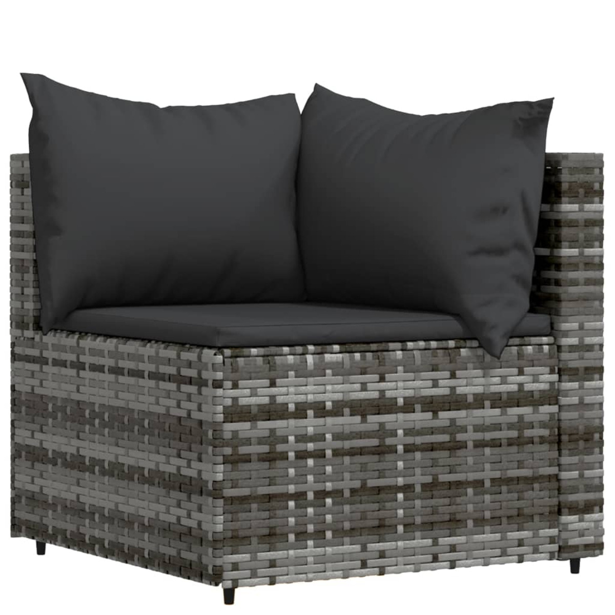 Ein graues Ecksofa aus Korbgeflecht mit zwei dunkelgrauen Kissen.