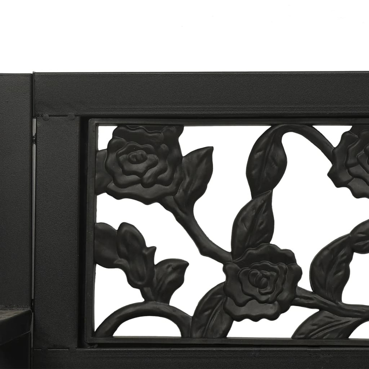 Nahaufnahme eines schwarzen Metallzauns mit Rosendesign. Weißer Hintergrund.