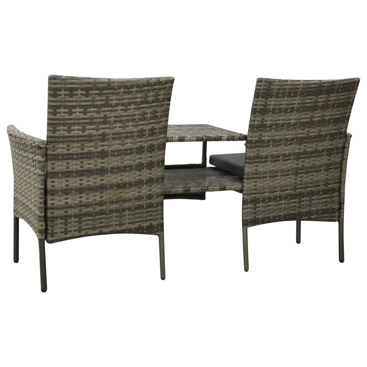 Geflochtenes Terrassenset mit Stühlen und einem kleinen Tisch. Weißer Hintergrund.
