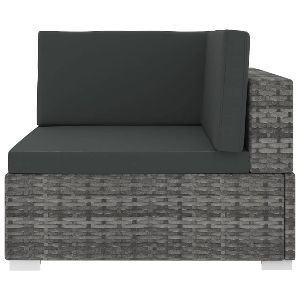 Graues Ecksofa aus Korbgeflecht mit dunkelgrauem Kissen.