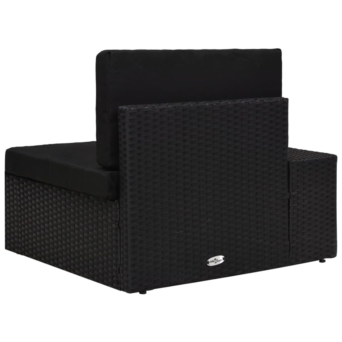 Rückansicht eines schwarzen Outdoor-Ecksofas aus Korbgeflecht mit schwarzen Kissen auf weißem Hintergrund.