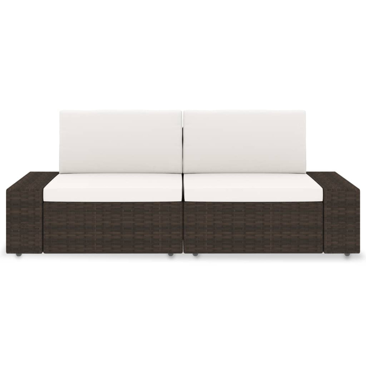 Zwei Outdoor-Sofas mit weißen Kissen und dunkelbraunen Korbgewebefassungen, vor weißem Hintergrund.