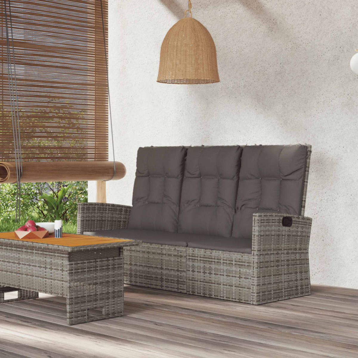 Terrasse im Freien mit grauem Sofa, Couchtisch und hängender Korblampe.