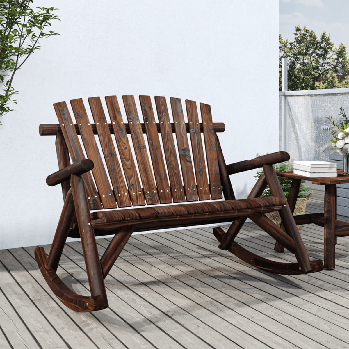 Dunkelbraune Schaukelbank. Die Bank ist aus Holz. Sie steht auf einem Holzdeck.