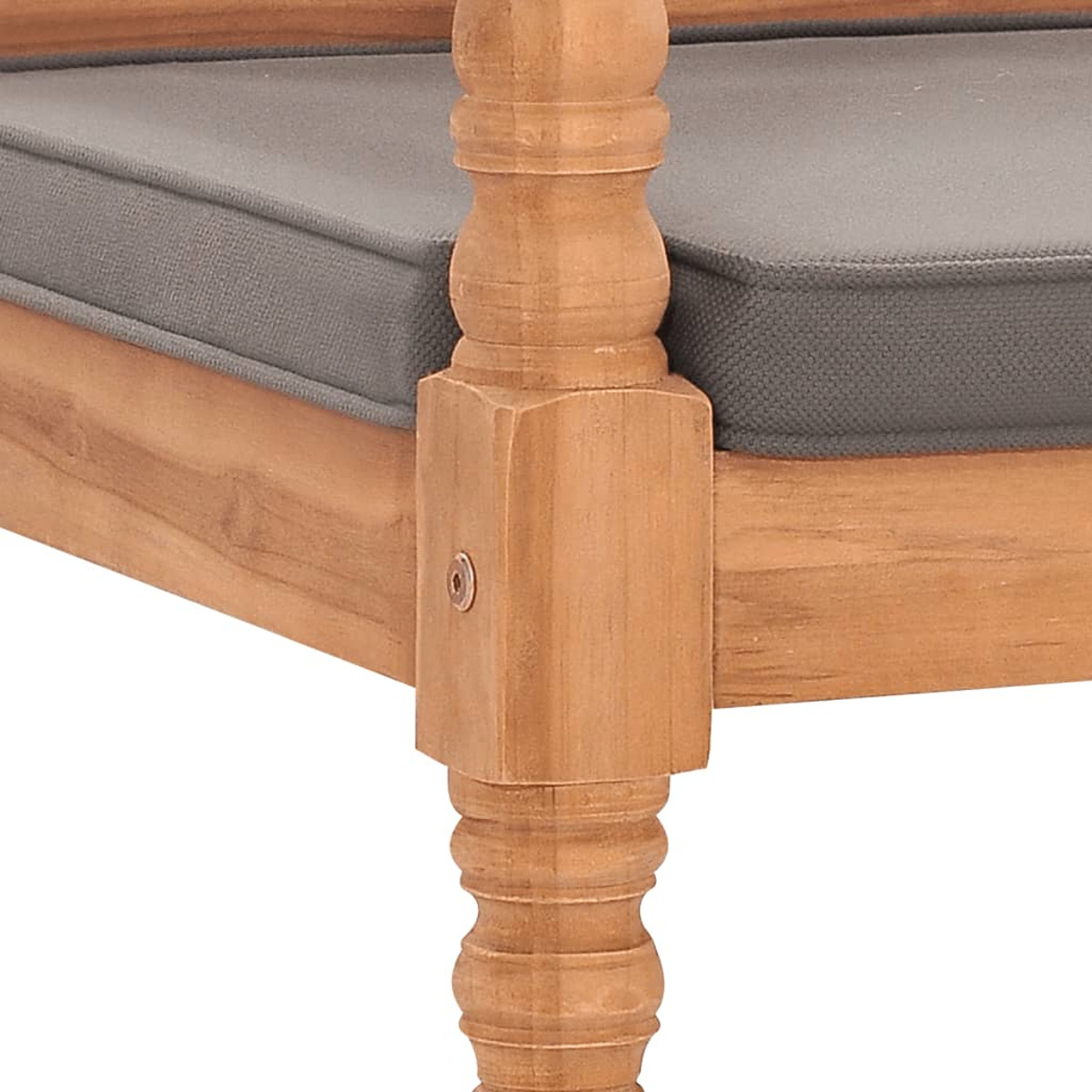 Nahaufnahme des Holzstuhlbeins mit geschnitzten Details. Es ist Teil eines Stuhls.
