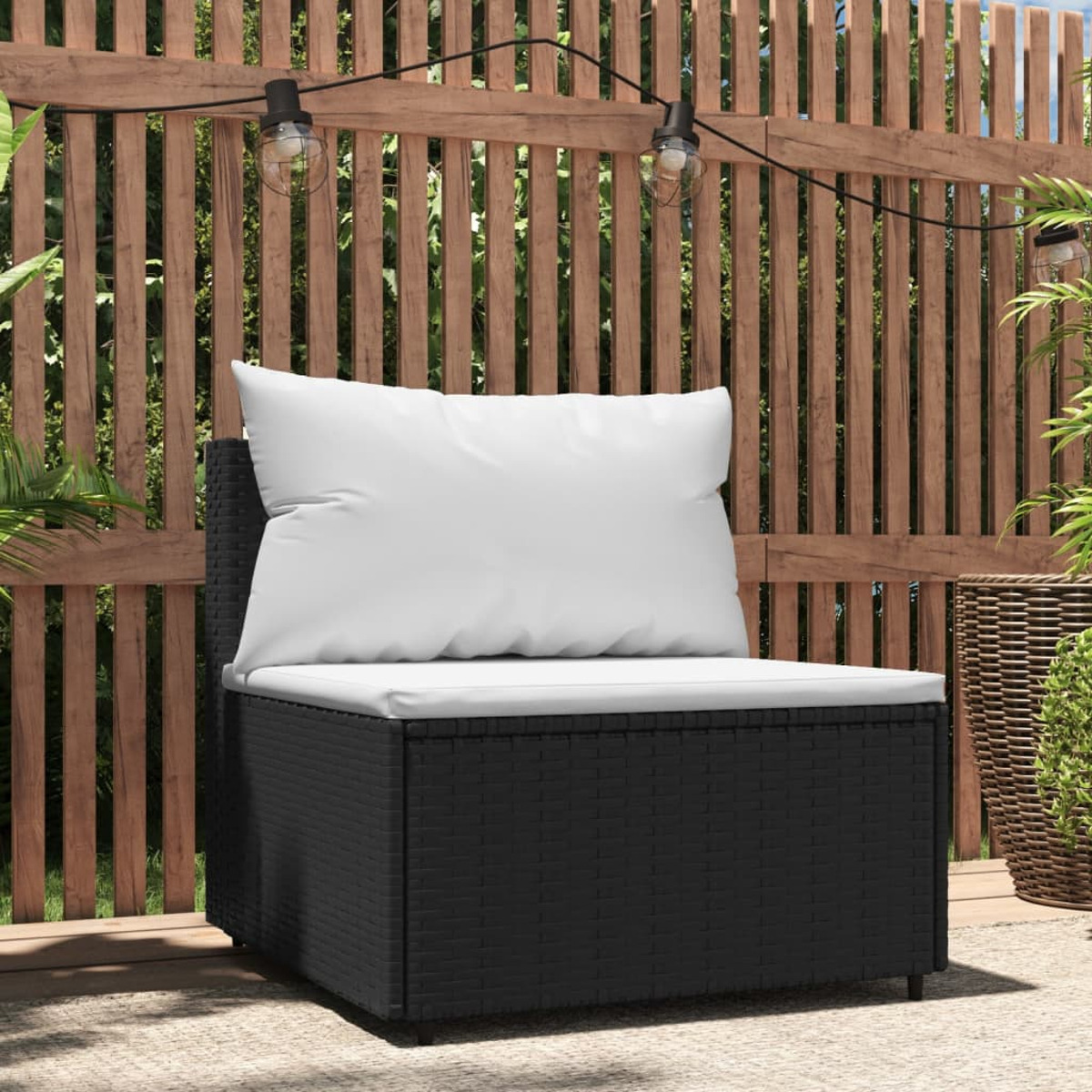 Outdoor-Stuhl mit schwarzem Rahmen und weißem Kissen. Er steht auf einer Terrasse mit Holzzaun und Pflanzen.