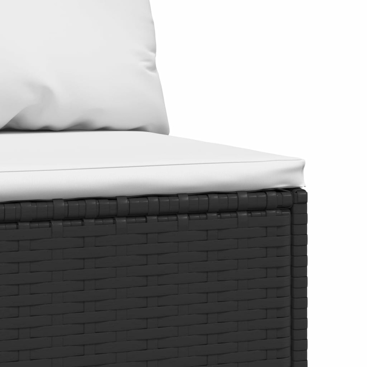 Nahaufnahme eines schwarzen Outdoor-Sofas. Weißes Kissen, schwarzer Webrahmen und Detail.