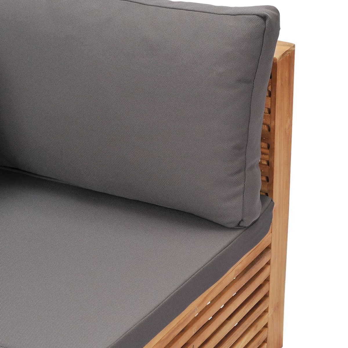 Ein Teil eines Holz-Außensofas mit grauem Kissen und Armlehne.