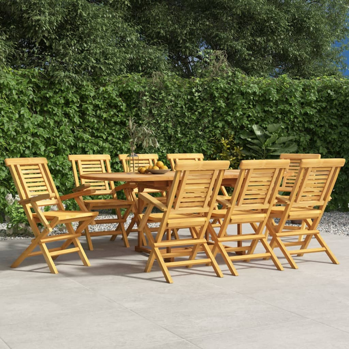 Essgruppe aus Holz im Freien mit Stühlen und Tisch, sonniger Tag.