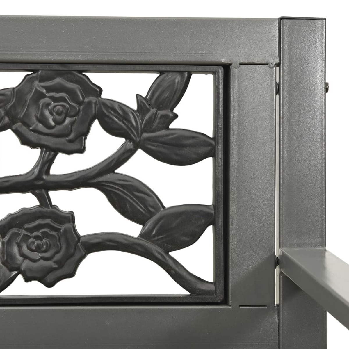 Nahaufnahme des grauen Metallbankdetails mit Rosendesign. Weißer Hintergrund.