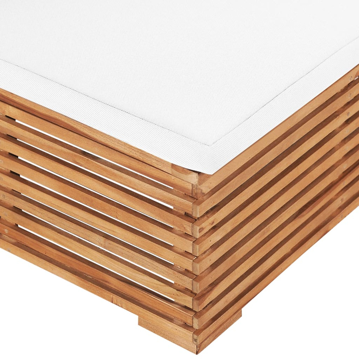 Holzplattform mit weißem Bezug. Das Holz hat eine natürliche Farbe. Weißer Hintergrund.
