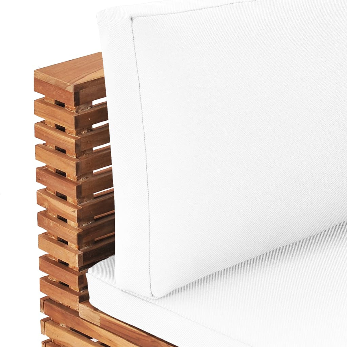 Nahaufnahme eines Holzstuhls und weißen Kissens. Weißer Stoff, braunes Holz.