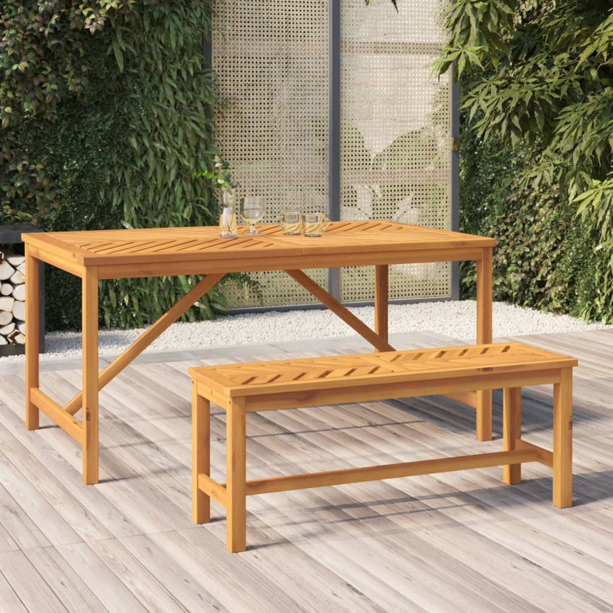 Holztisch und -bank-Set im Freien. Gläser auf dem Tisch.