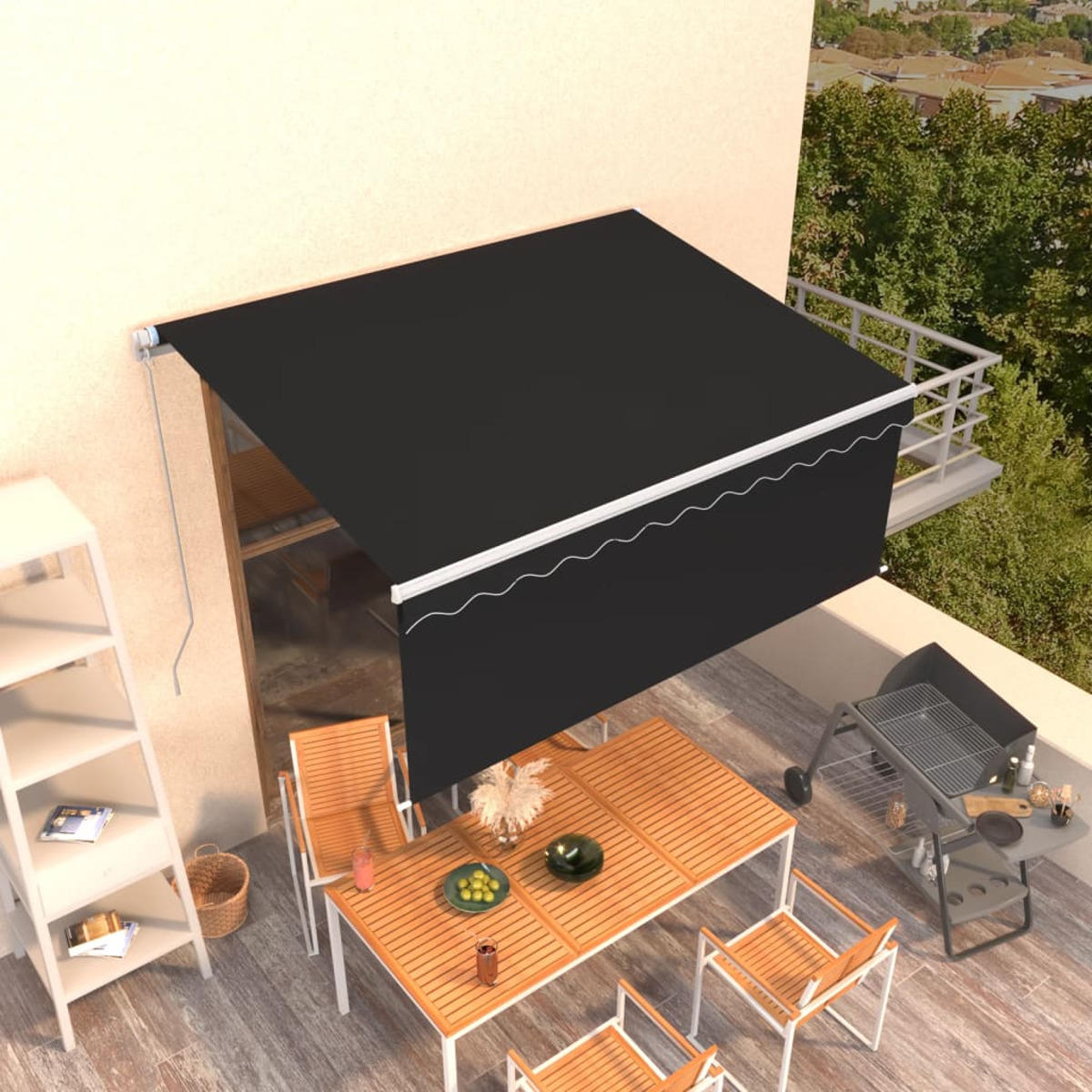 Eine schwarze Markise ist über einem Balkon mit Tisch und Stühlen ausgefahren.