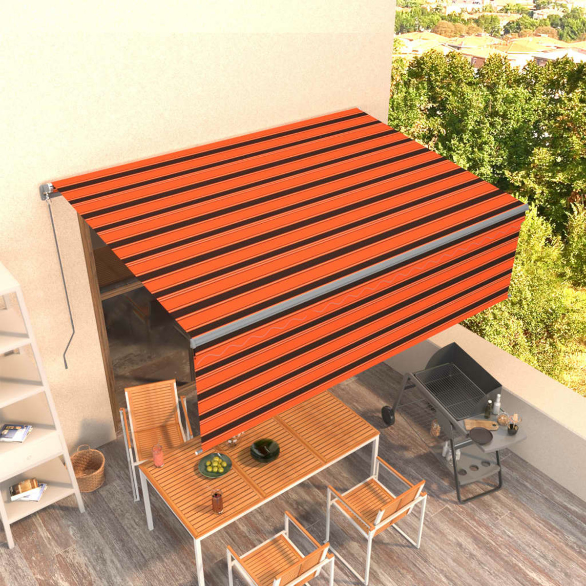 Markise über einer Terrasse mit Möbeln. Die Markise hat schwarz-orange Streifen.