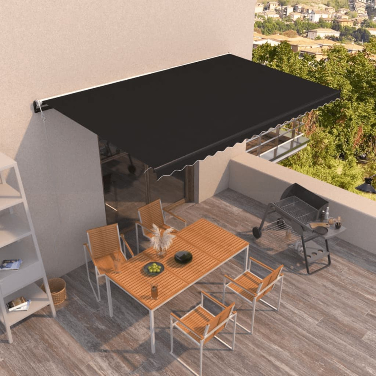 Schwarze Markise über einer Holzterrasse mit Tisch, Stühlen und Grill. Bäume und ein Gebäude im Hintergrund.