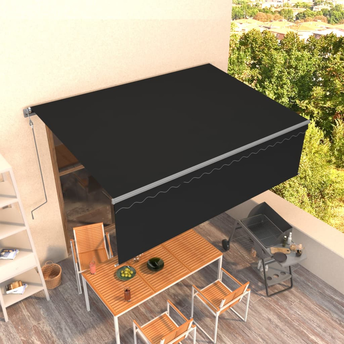 Essbereich im Freien mit schwarzer Markise. Tisch und Stühle stehen auf einer Terrasse.