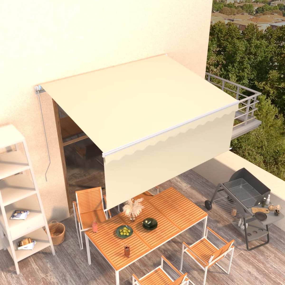 Terrassenszene mit Tisch, Stühlen und Markise. Beige Markise, Holztisch, Grill rechts.