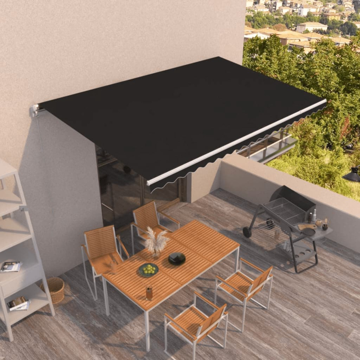Eine schwarze Markise über einer Terrasse mit Tisch und Stühlen. Ein Grill steht daneben. Stadtblick im Hintergrund.