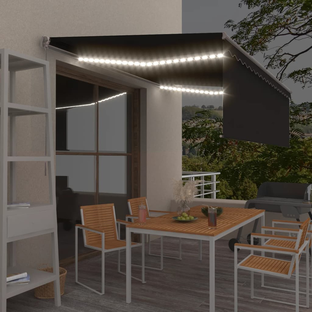 Eine Außenszene mit schwarzer Markise, Tisch mit Stühlen und Lichterketten.