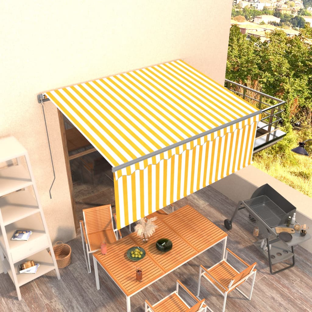 Außenszene: gelb gestreifte Markise, Tisch, Stühle, Grill und Stadtblick.