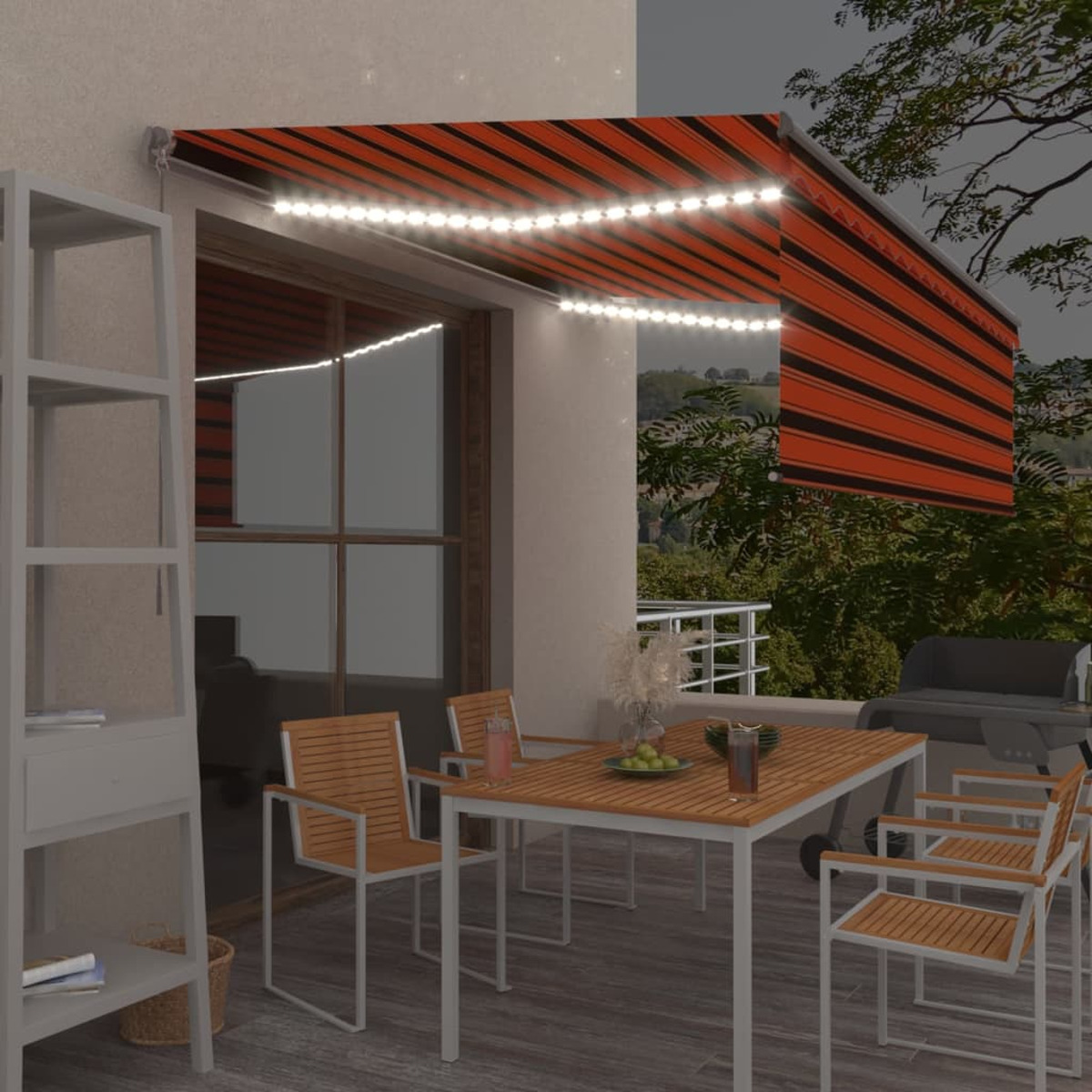 Patio-Szene bei Nacht. Tisch mit Stühlen, Markise mit Lichtern, Grill und Laubwerk im Hintergrund.