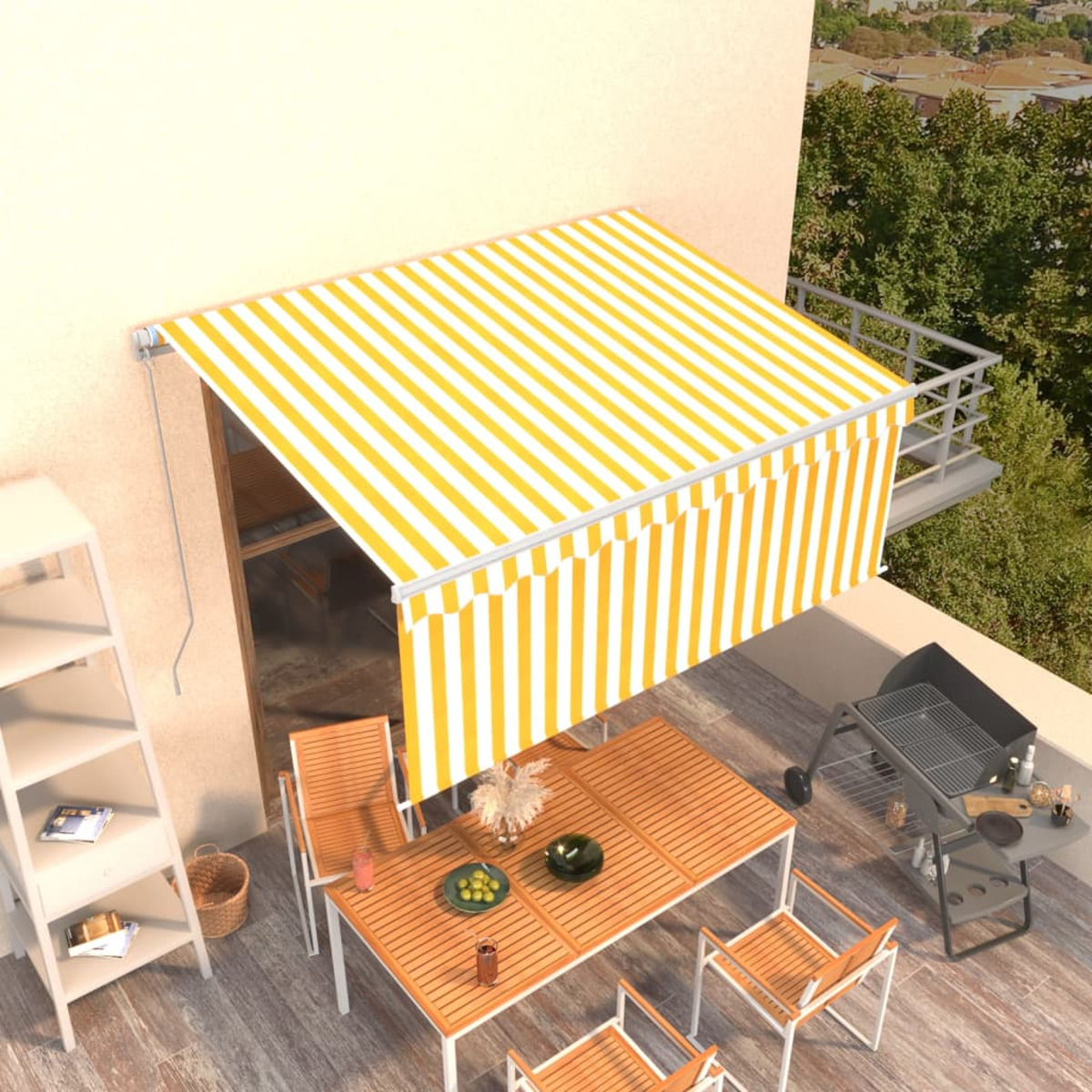 Gelb-weiß gestreifte Markise über einer Terrasse mit Tisch und Stühlen. Ein Grill im Hintergrund.