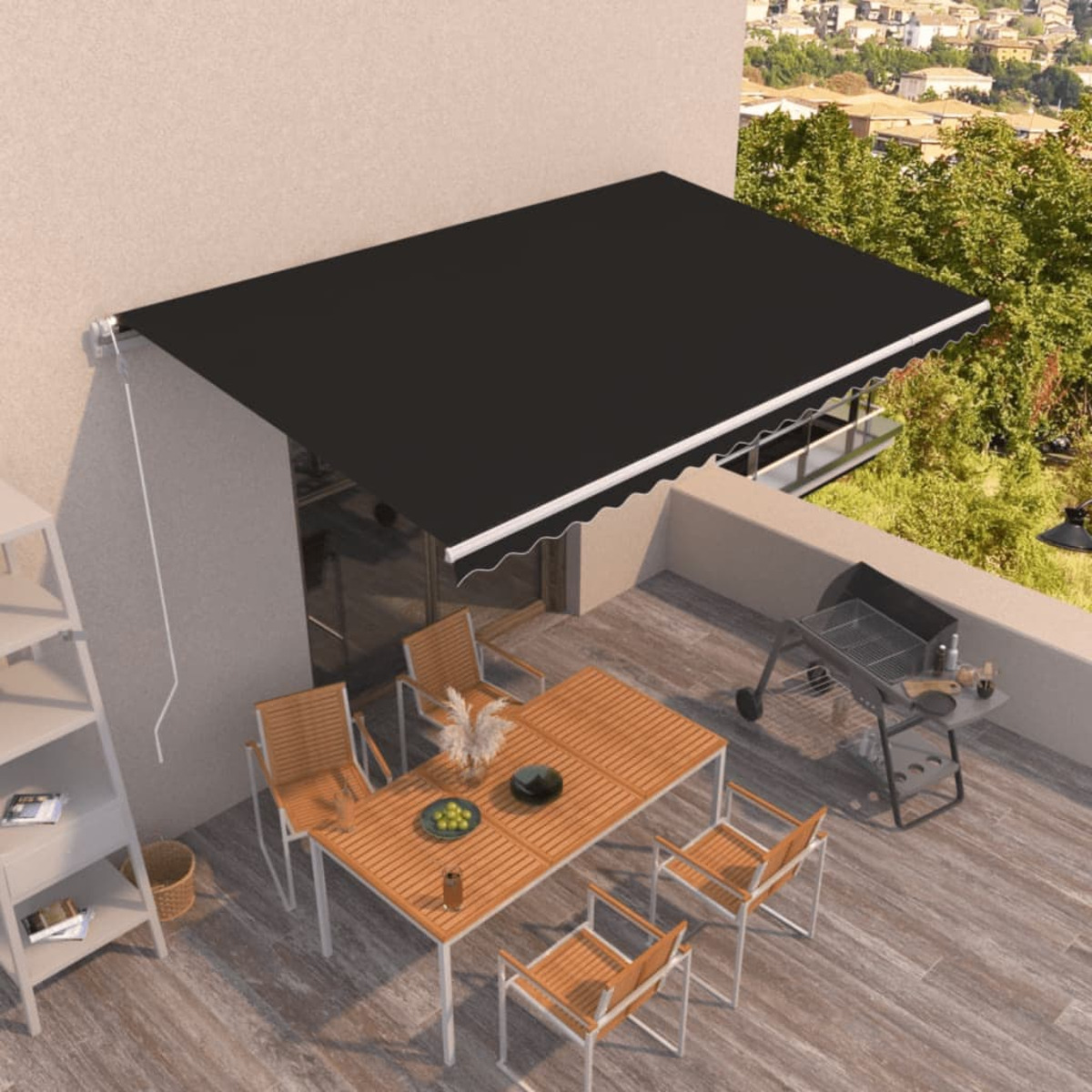 Eine schwarze Markise, die über einer Terrasse ausgefahren ist. Es gibt Stühle, einen Tisch und einen Grill.