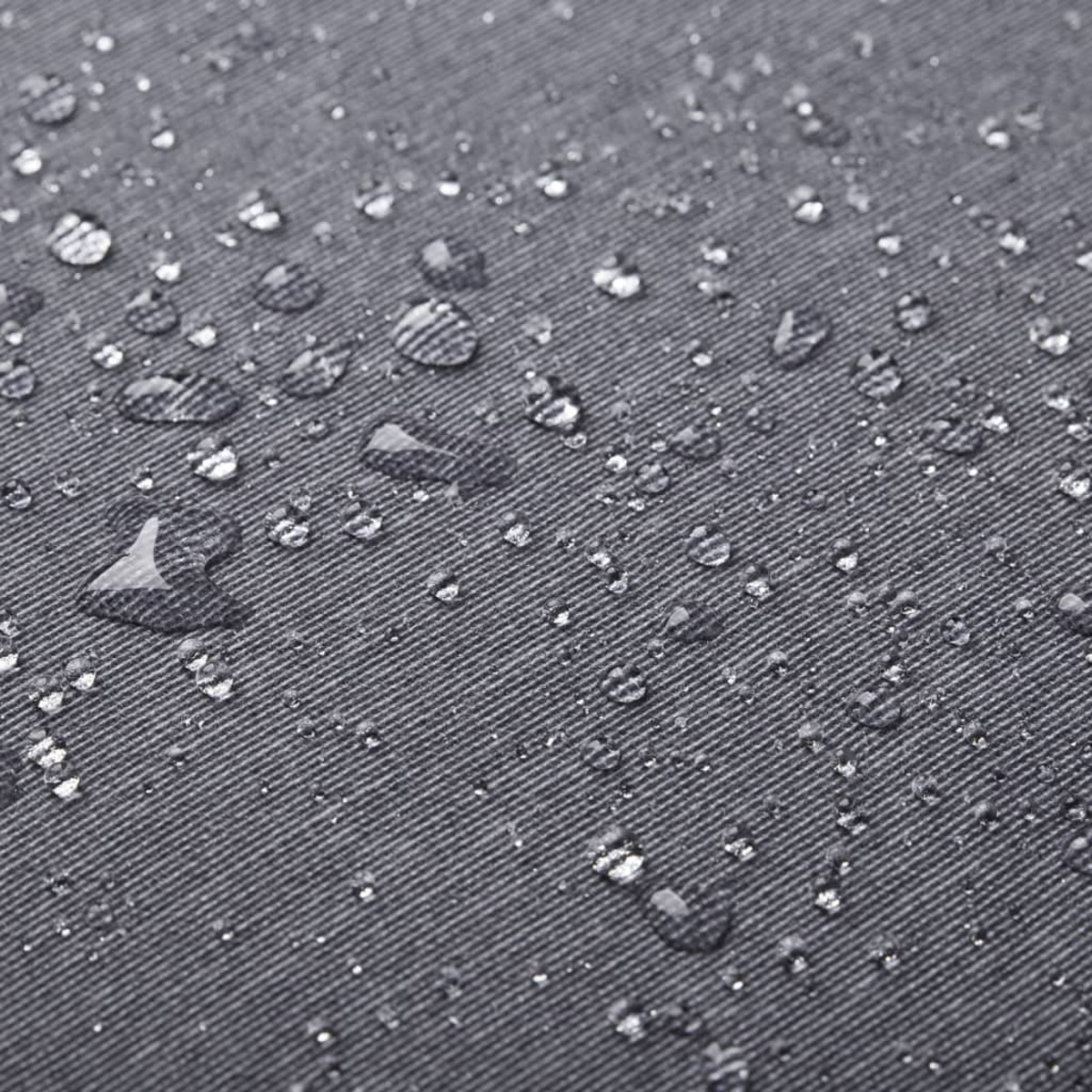 Primo piano di un tessuto grigio scuro con goccioline d'acqua. Le goccioline sono chiare e sferiche, riflettendo la luce.