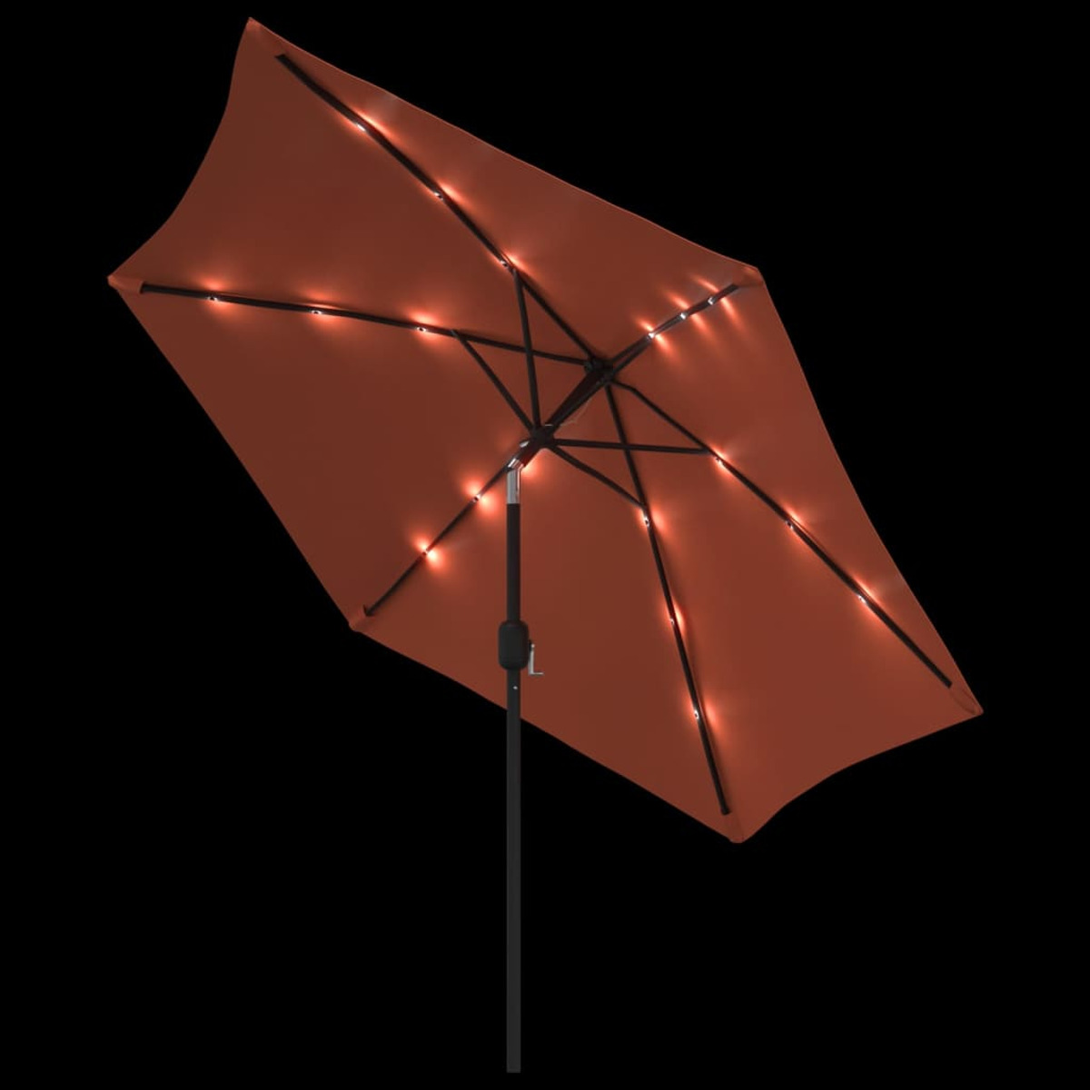 Orangener Sonnenschirm für den Außenbereich mit Lichtern. Er befindet sich auf schwarzem Hintergrund.
