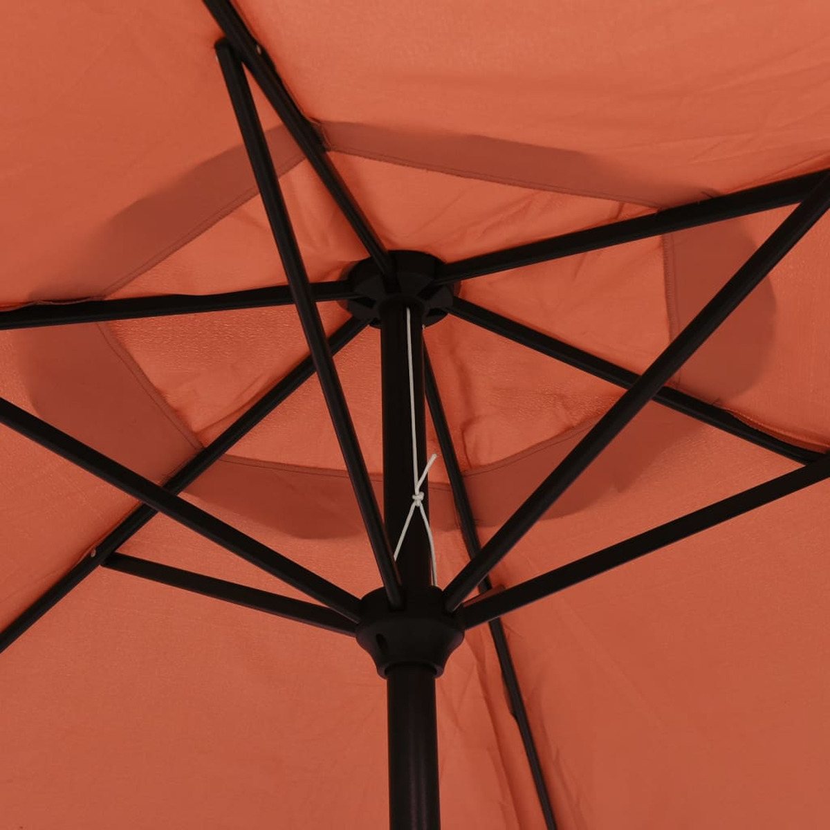 Ansicht von unten eines orangefarbenen Schirms. Schwarzer Rahmen und Stiel.