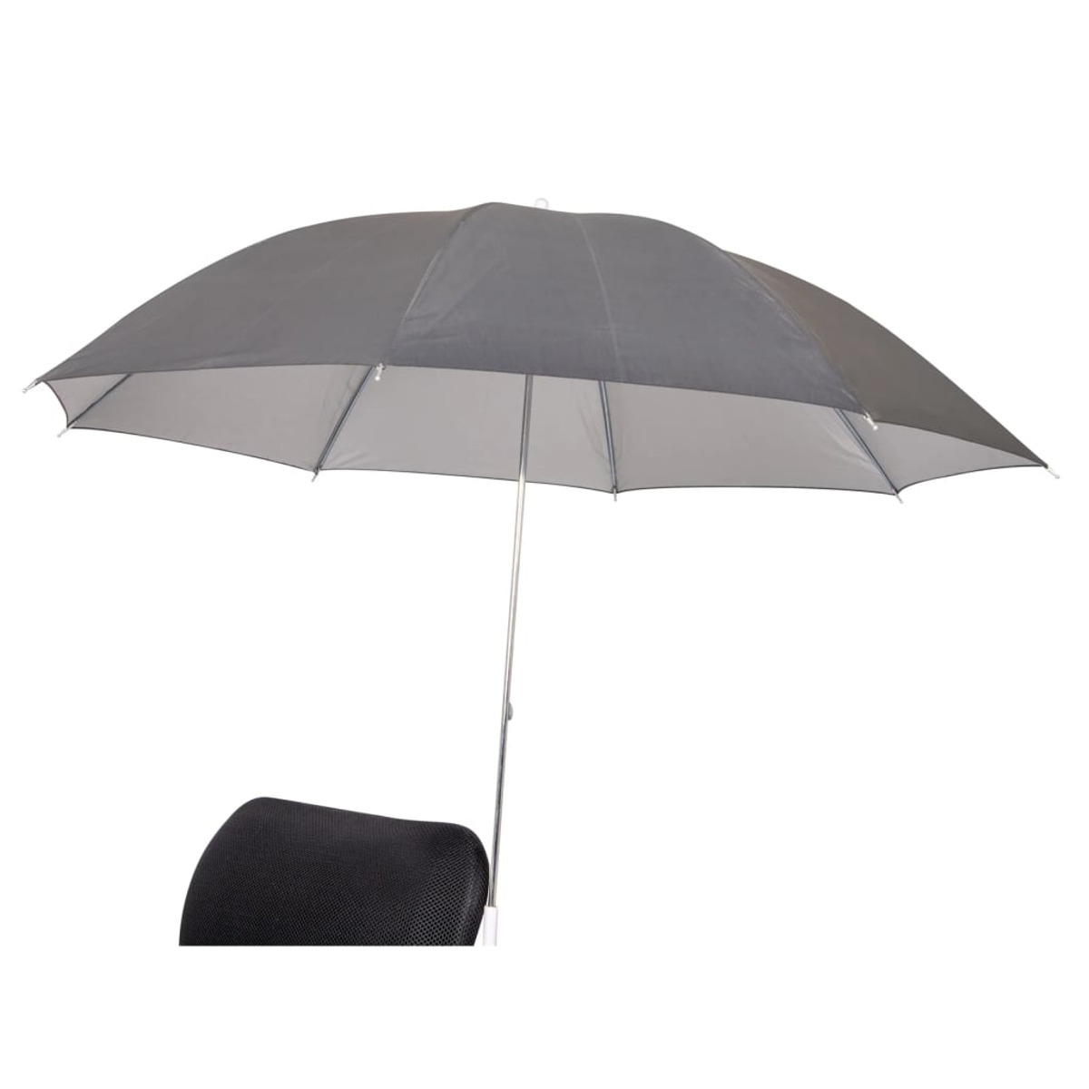 Ombrello grigio sopra una sedia nera, con sfondo bianco.