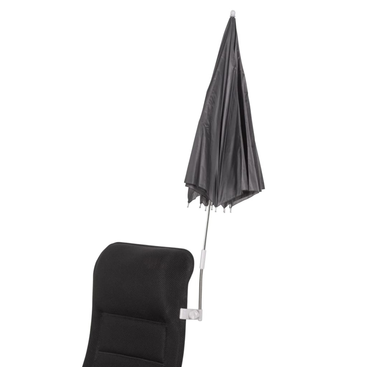 Ombrello nero attaccato a una sedia su sfondo bianco.