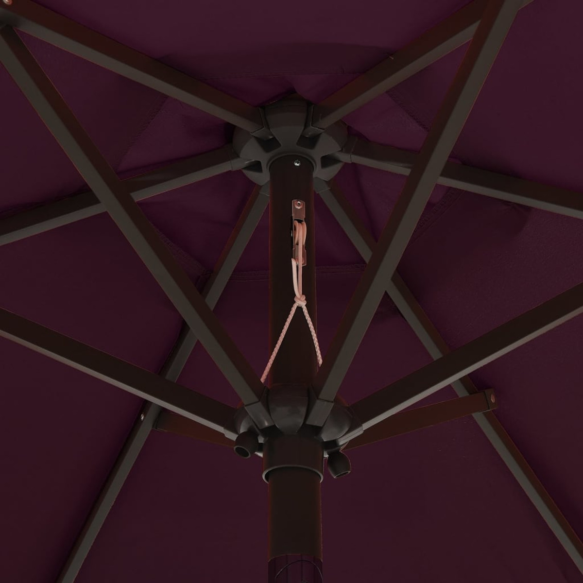 Innenansicht eines lila Schirms. Dunkler Metallrahmen. Stoff gespannt. Zentraler Mast. Weißer Hintergrund.