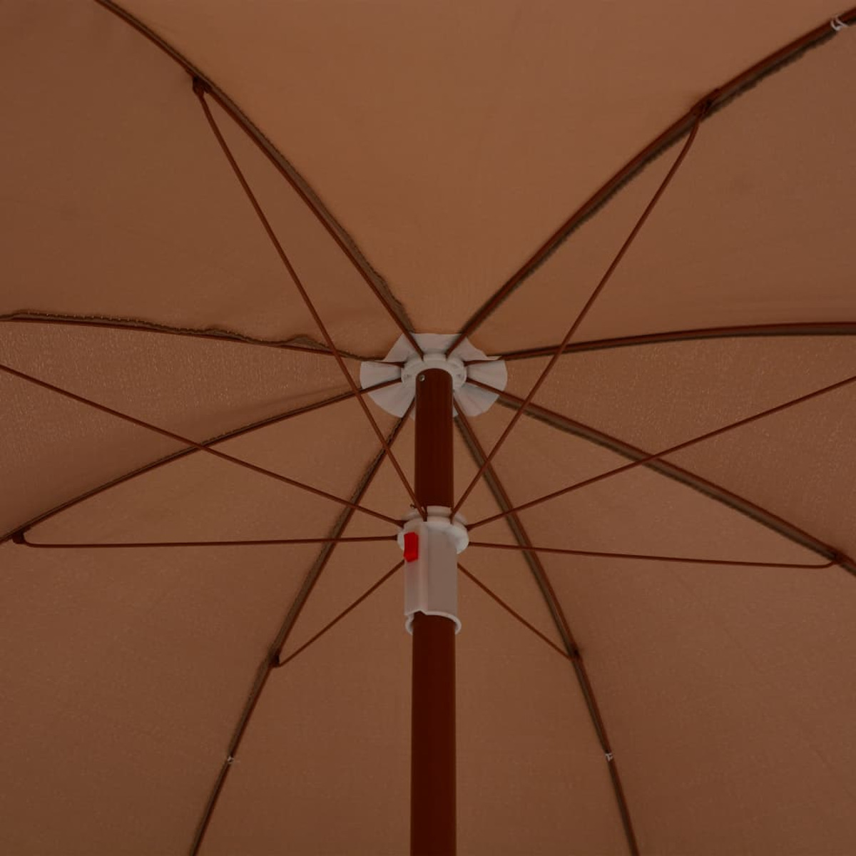 Nahaufnahme der Mitte eines braunen Regenschirms.