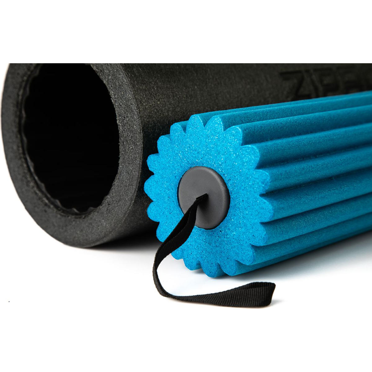 Blau-schwarze Faszienrolle mit schwarzem Gurt, weißer Hintergrund.