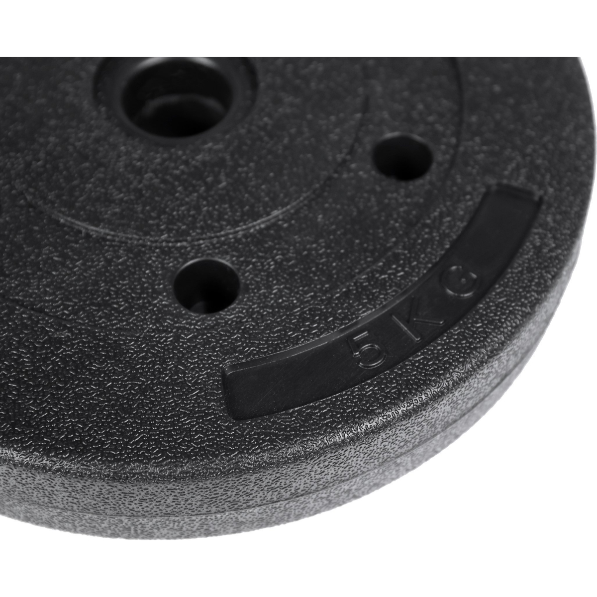 Eine schwarze, kreisförmige Gewichtsplatte mit 5 kg. Weißer Hintergrund.