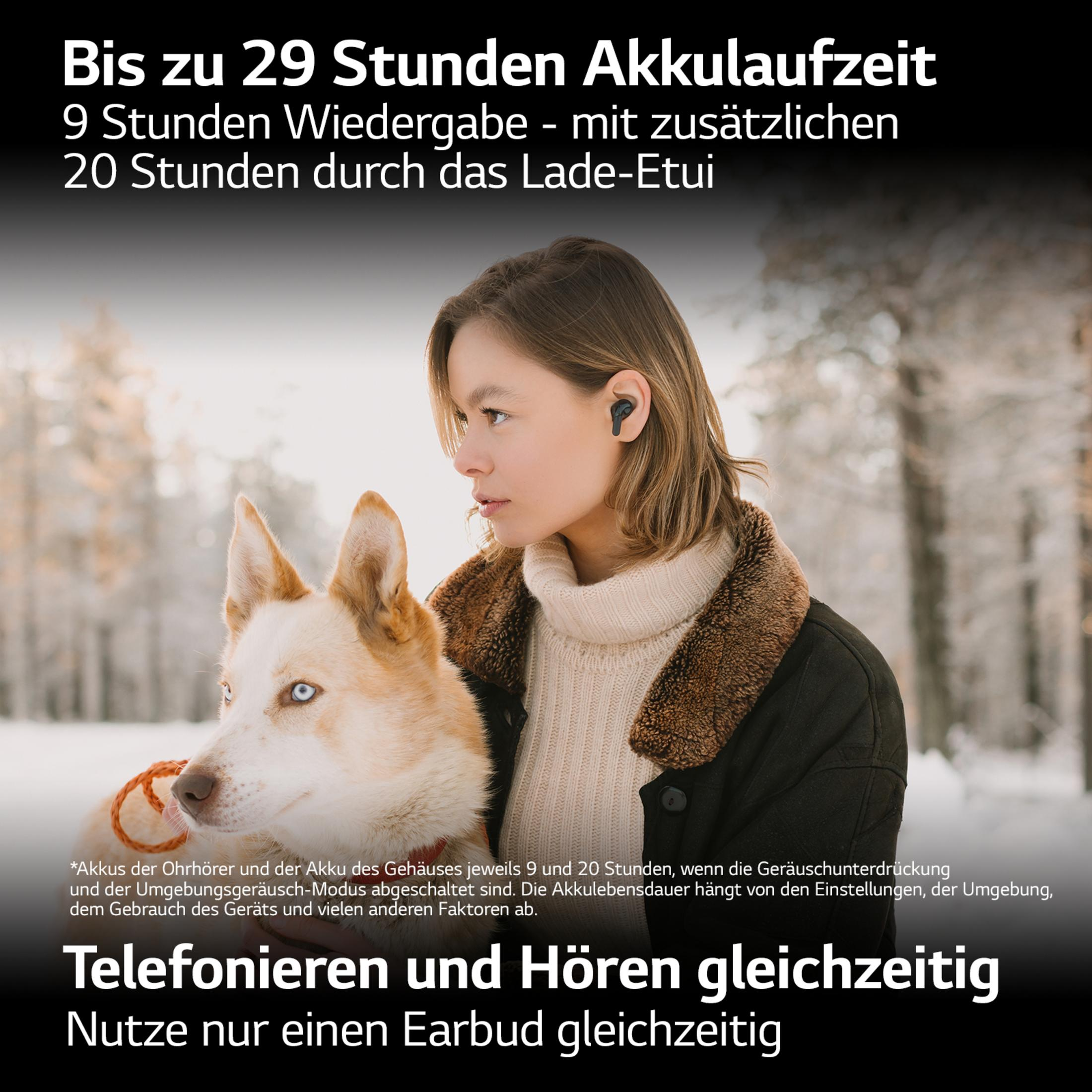 Eine Frau mit Hund trägt Ohrhörer, Text über Akkulaufzeit und Verwendung nur eines Ohrhörers.