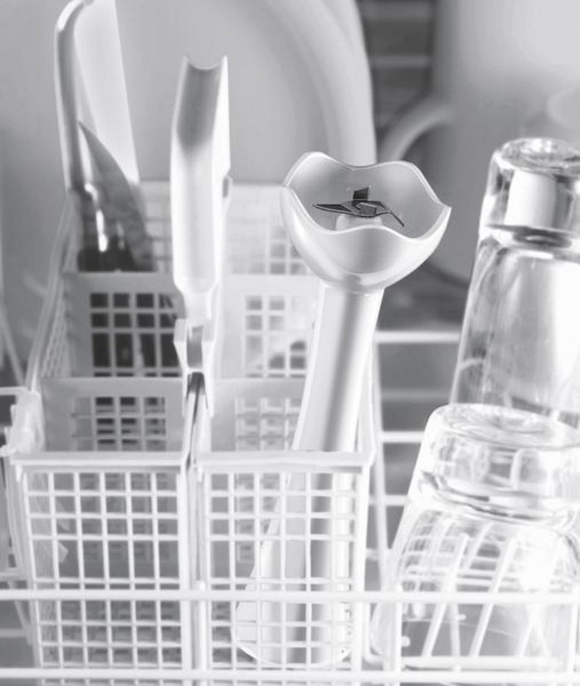 Ein monochromatisches Bild zeigt einen Geschirrkorb mit Küchenutensilien.