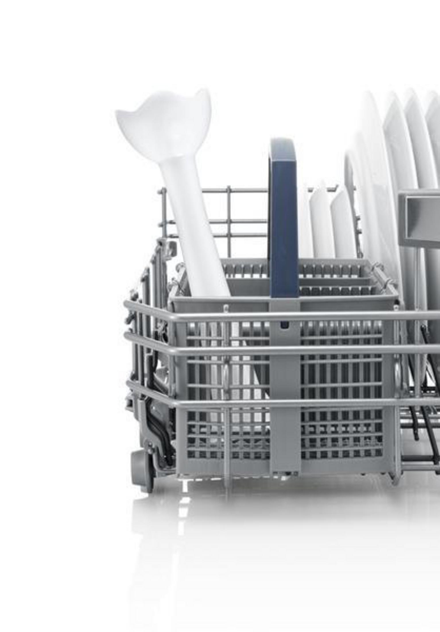 Ein Geschirrkorb hält einen weißen Mixer und Teller.