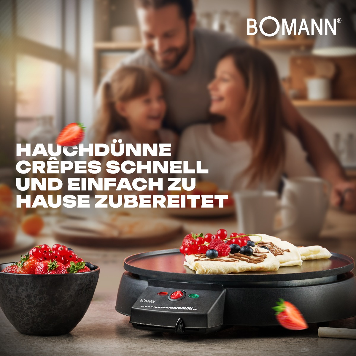 Eine Familie macht Crêpes. Eine Pfanne mit einem Crêpe steht im Mittelpunkt. Zutaten und eine Schüssel Beeren auf der Theke.