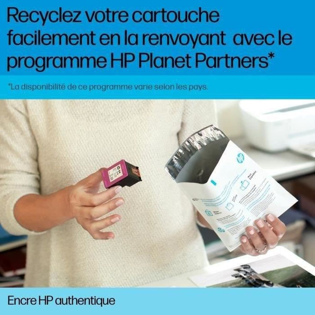 Person hält eine HP-Tintenpatrone über eine Versandtasche.