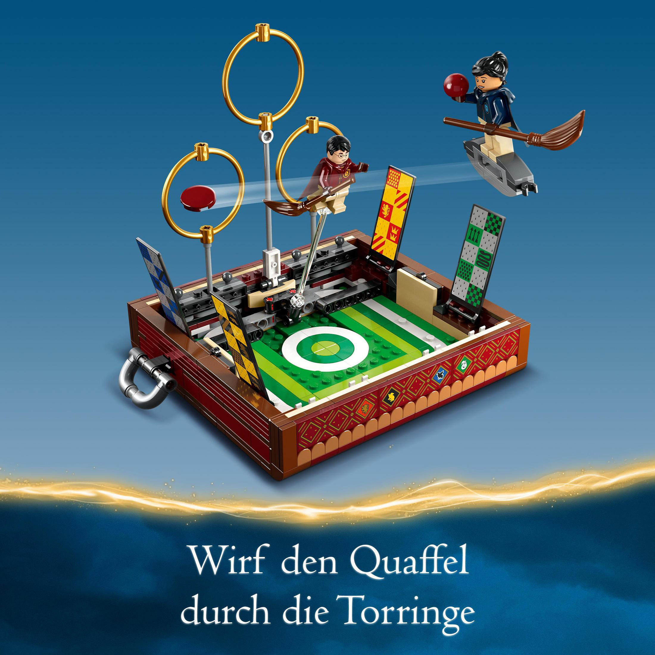 Zestaw Lego Harry Potter Quidditch z zawodnikami na miotłach, obręczach i boisku.