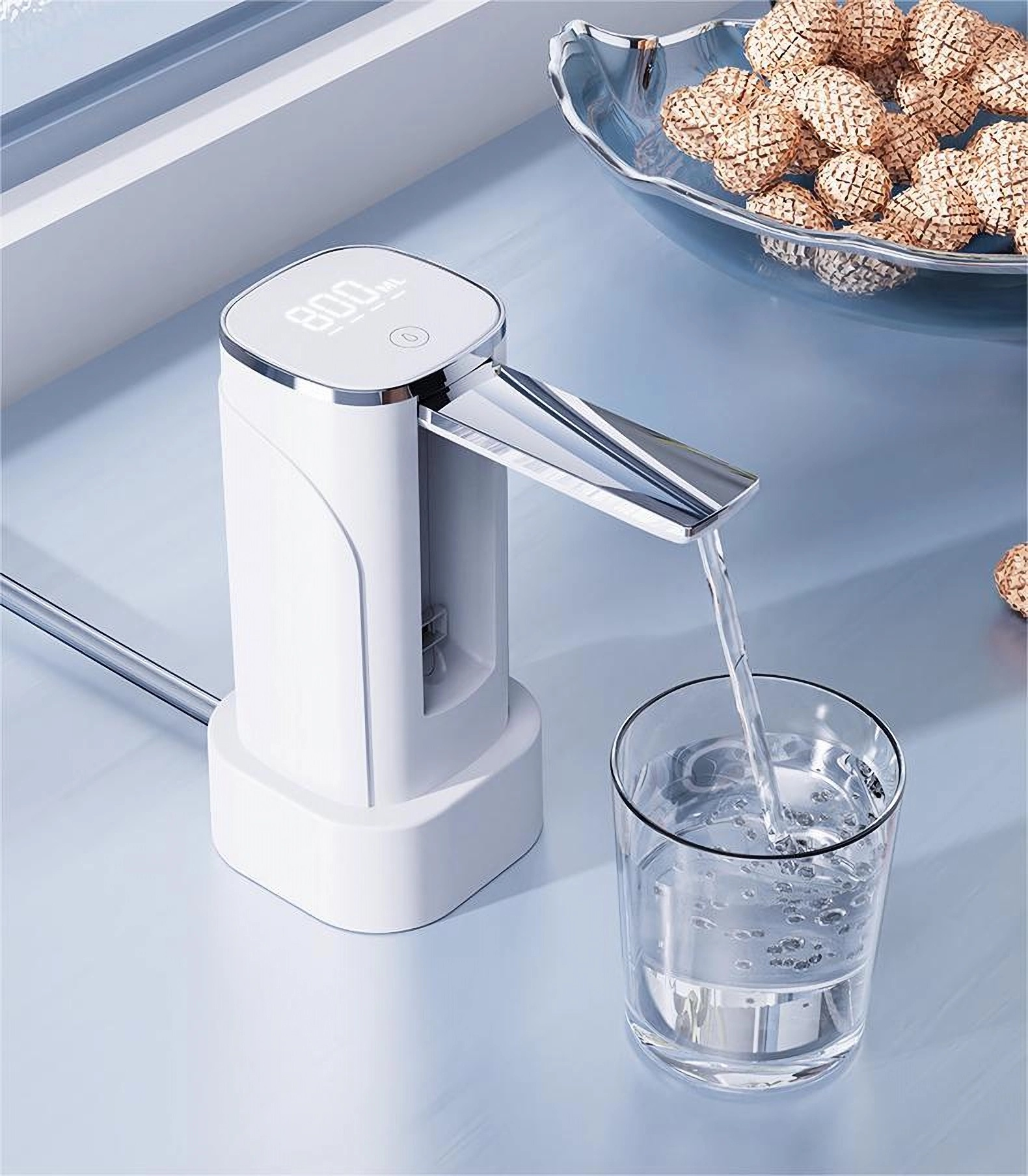 Weißer Wasserspender, der Wasser in ein Glas gießt, mit Display.