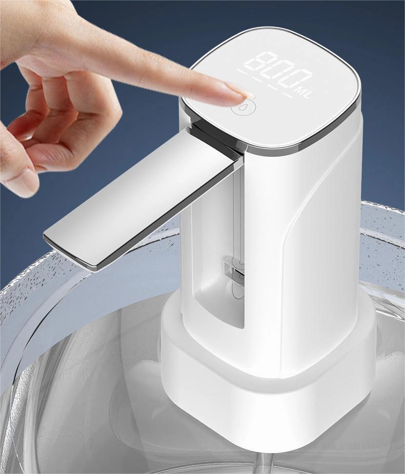 Weißer Wasserspender, Finger drückt obere Taste. Blauer Hintergrund.