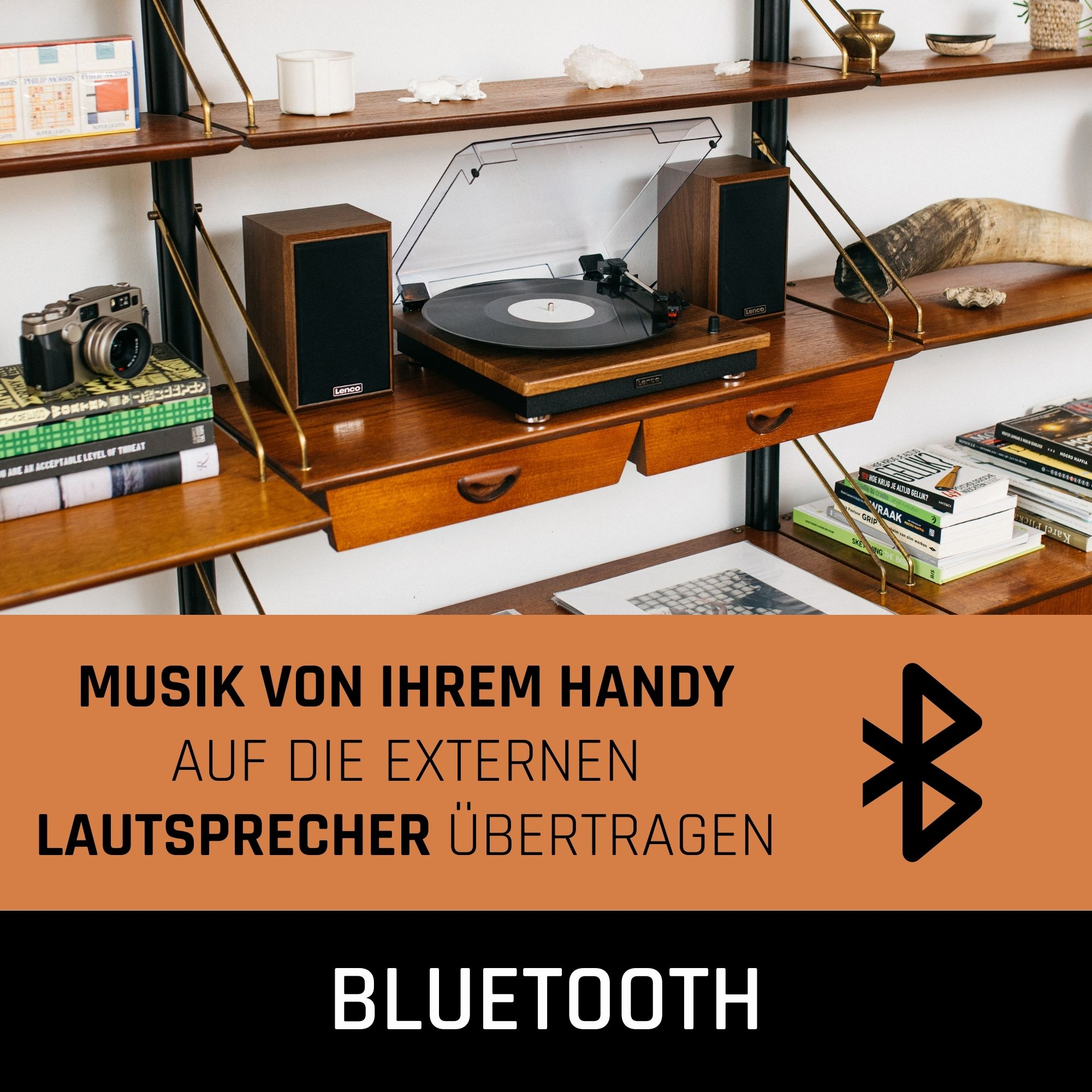 Plattenspieler, Lautsprecher, Bücher und eine Kamera auf Regalen.